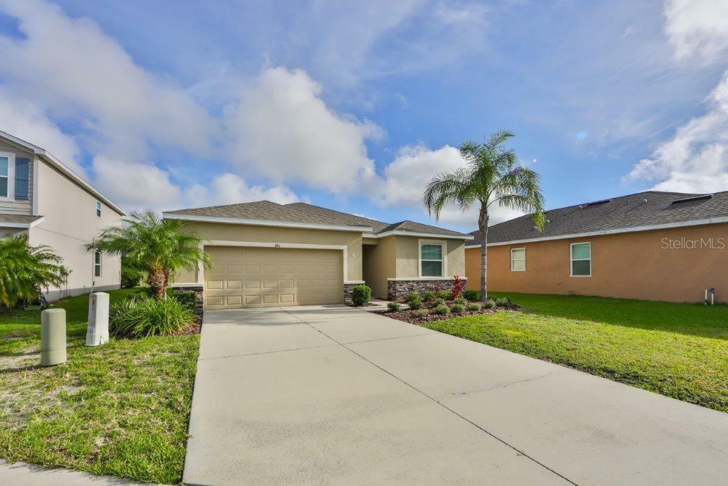 Property Photo:  306 Corbett Bluff Drive  FL 33570 