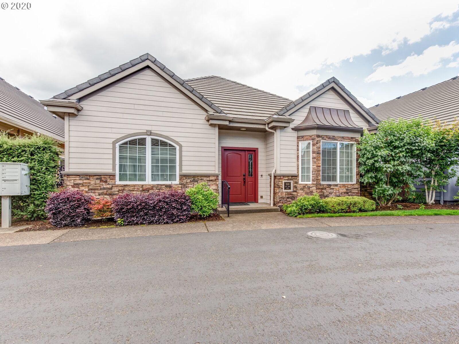 Property Photo:  2010 Lake Shore Dr  OR 97408 