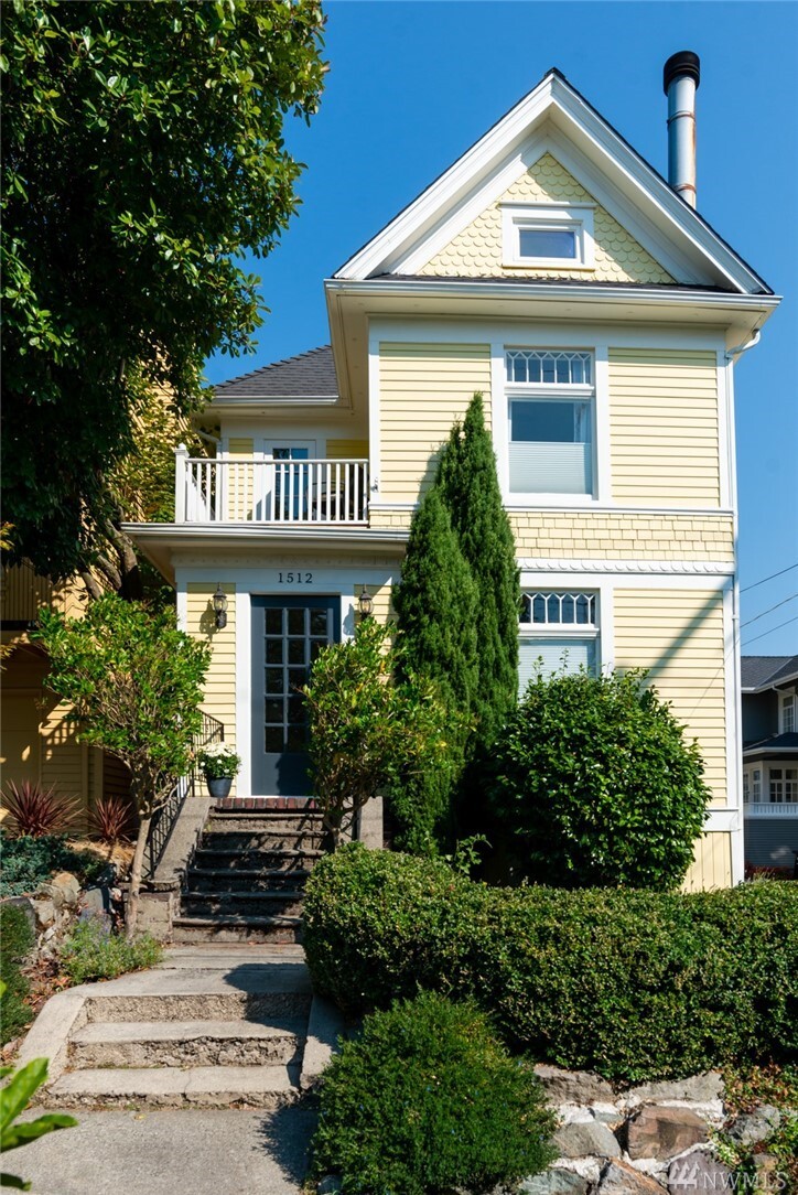 Property Photo: 1512 Nob Hill Avenue N WA 98109