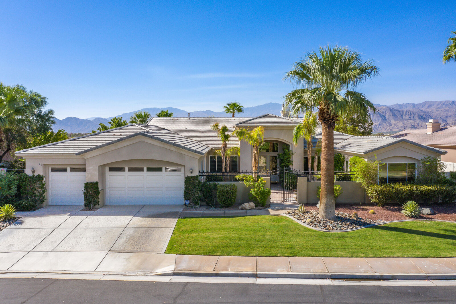 Property Photo:  11 Chateau Court  CA 92270 