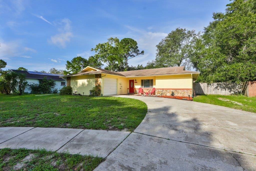 Property Photo:  1390 Crescent Court  FL 34689 