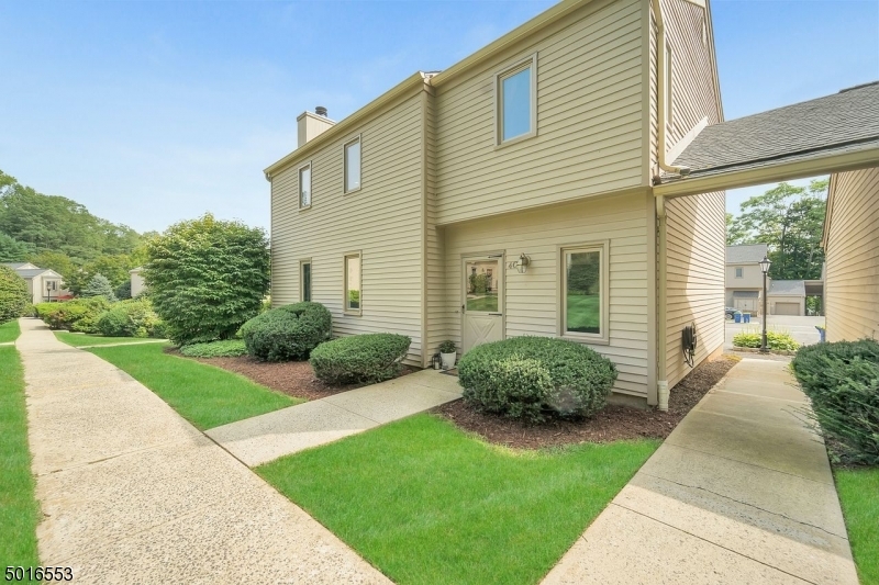 Property Photo:  4 Somerset Hills Ct  NJ 07924 