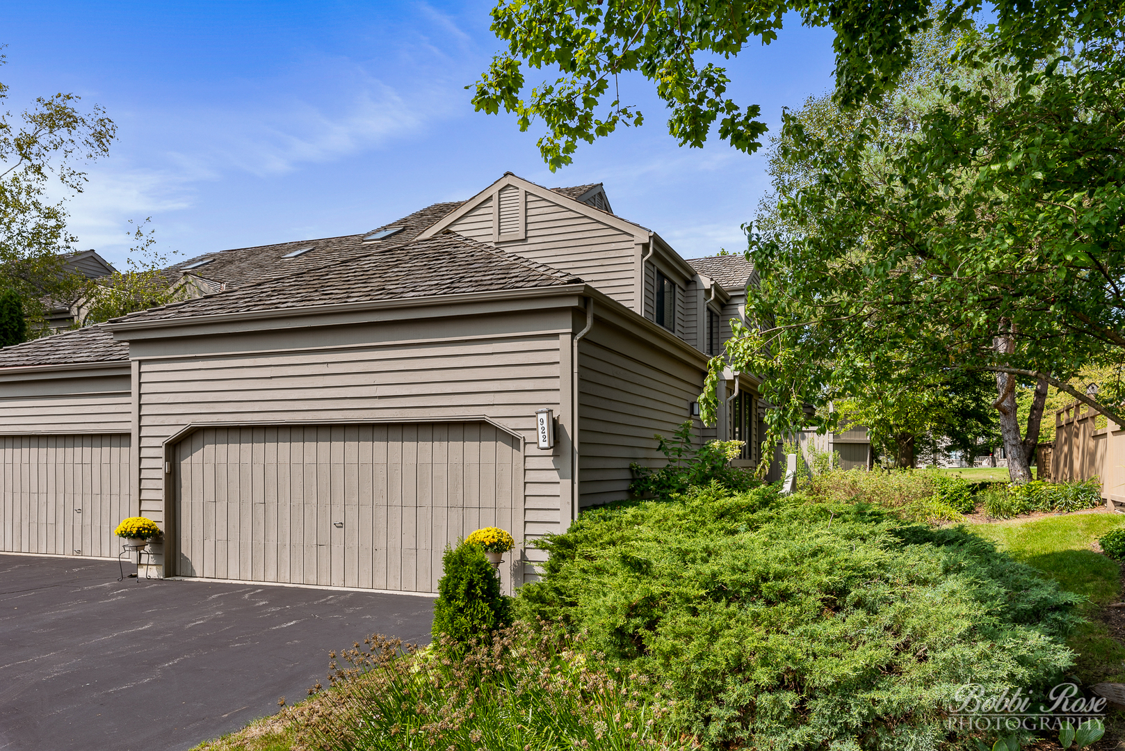 Property Photo:  922 Longmeadow Court  IL 60010 