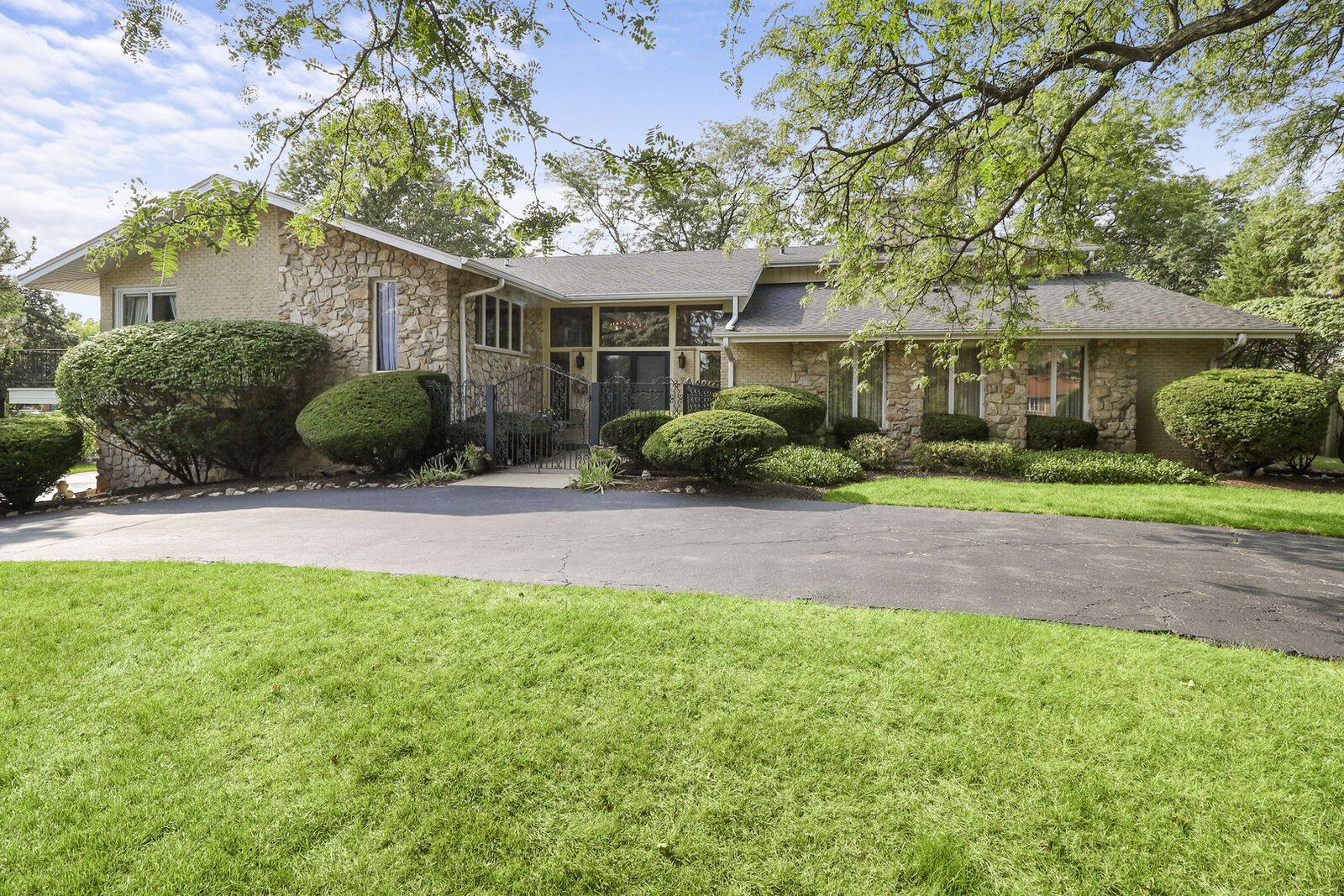 Property Photo: 10 Cochise Court IL 60523