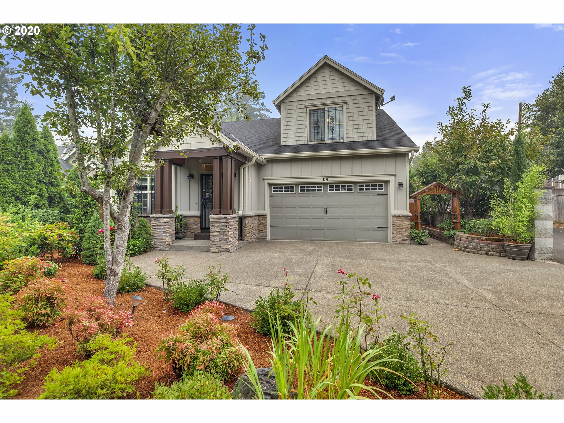 Property Photo:  64 NW Meadow Dr  OR 97006 
