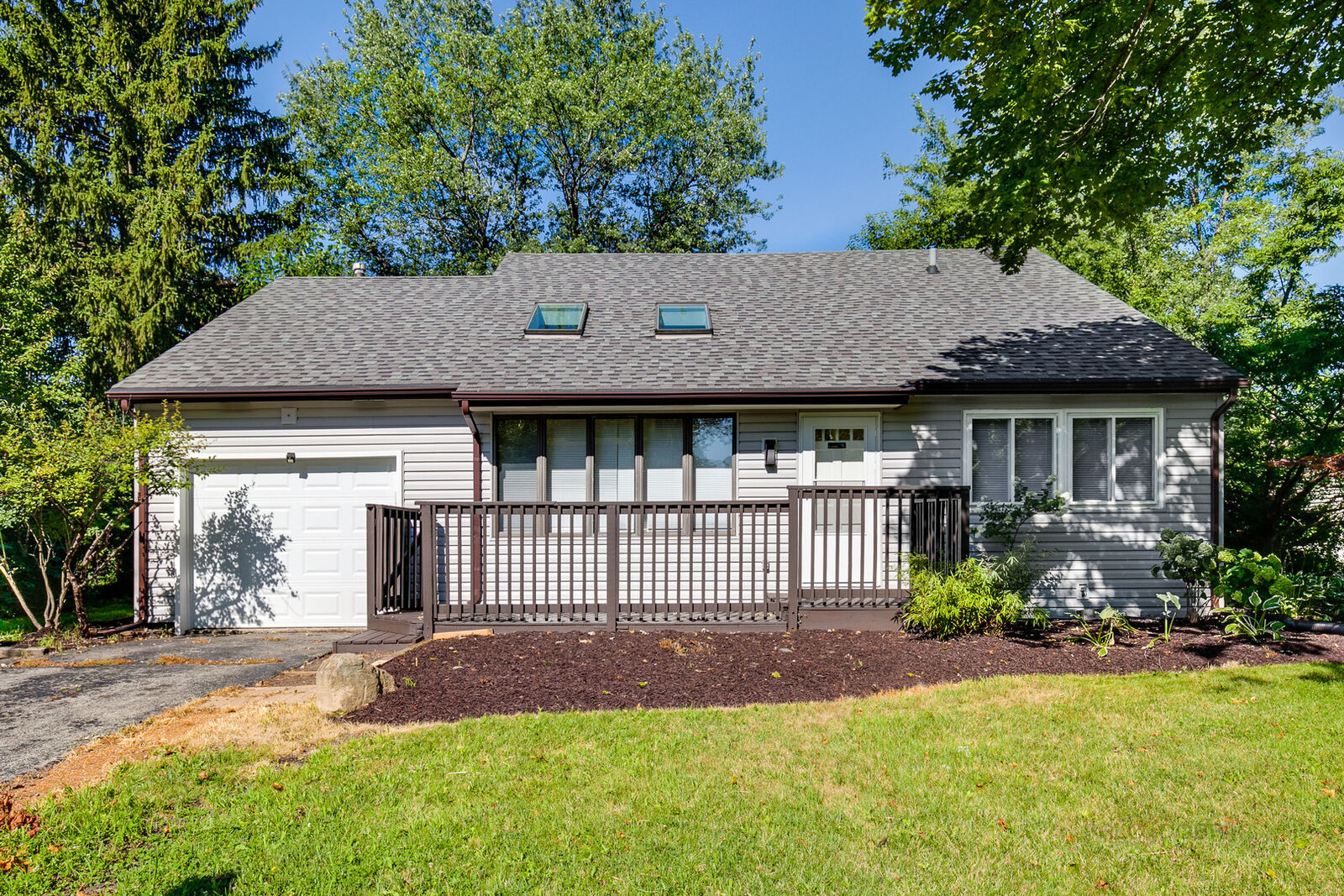 Property Photo:  1049 Aspen Drive  IL 60089 