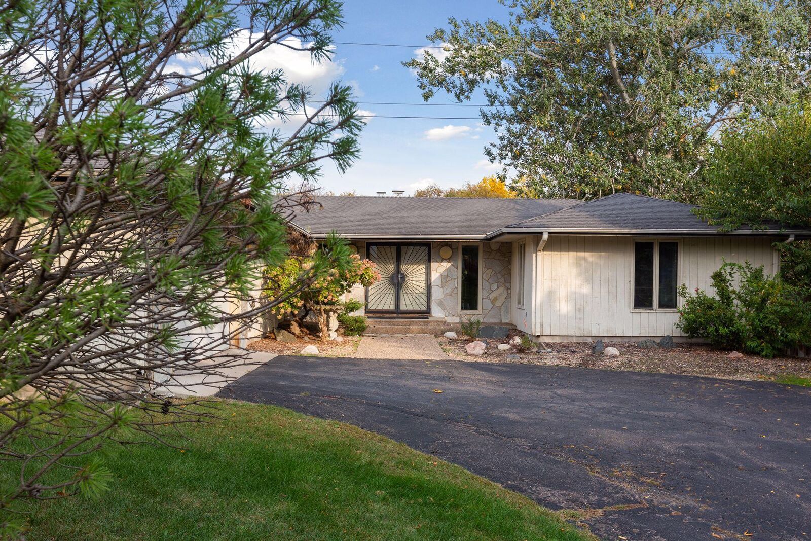 Property Photo: 115 King Creek Road MN 55416