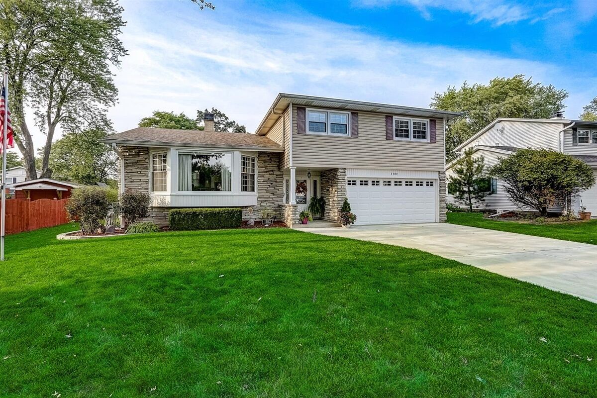 Property Photo:  1102 E Juniper Lane  IL 60056 