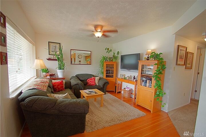 Property Photo:  1215 Davis Ave  WA 98022 
