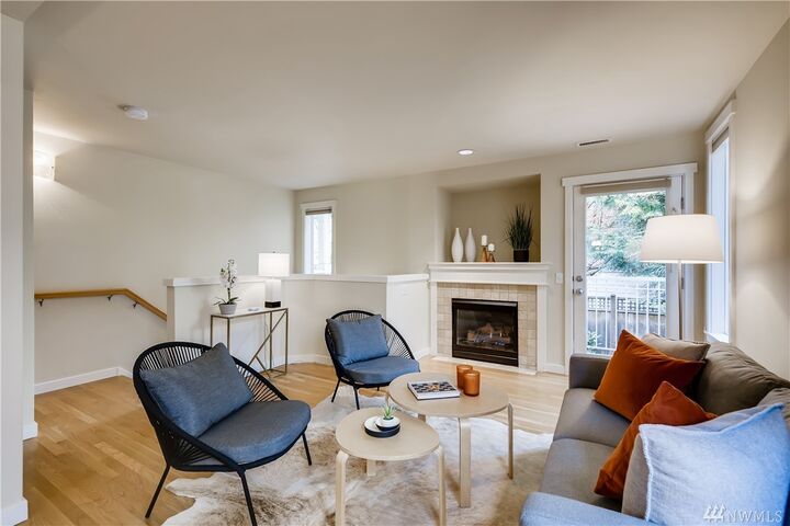 Property Photo: 4504 NE 55th St B WA 98105