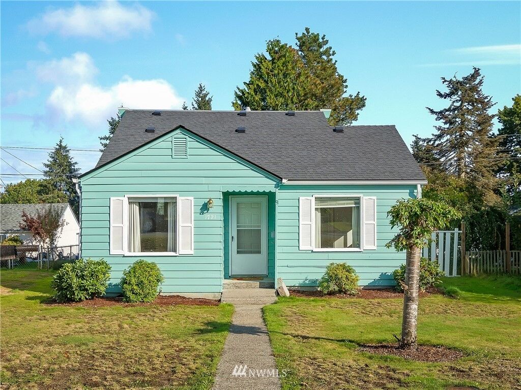 Property Photo:  1721 Cedar Street  WA 98201 