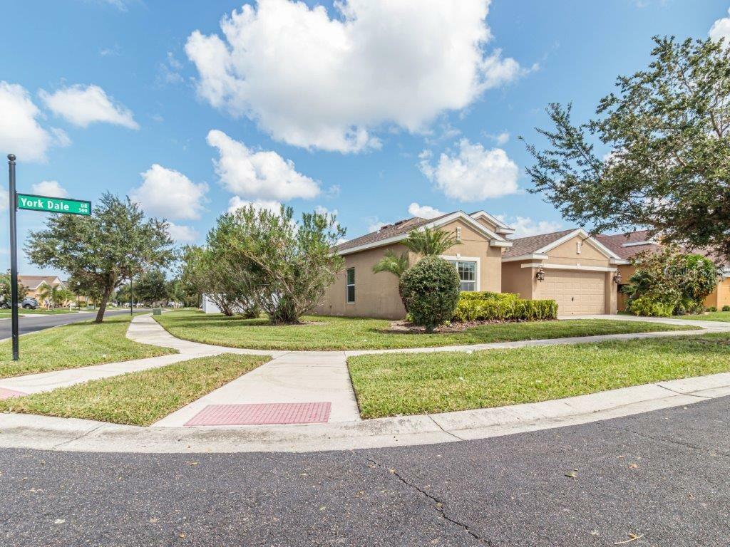 Property Photo:  402 York Dale Drive  FL 33570 