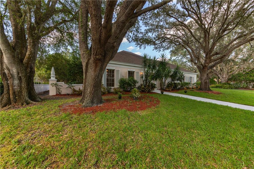 Property Photo:  6 Fairway Drive  FL 34223 