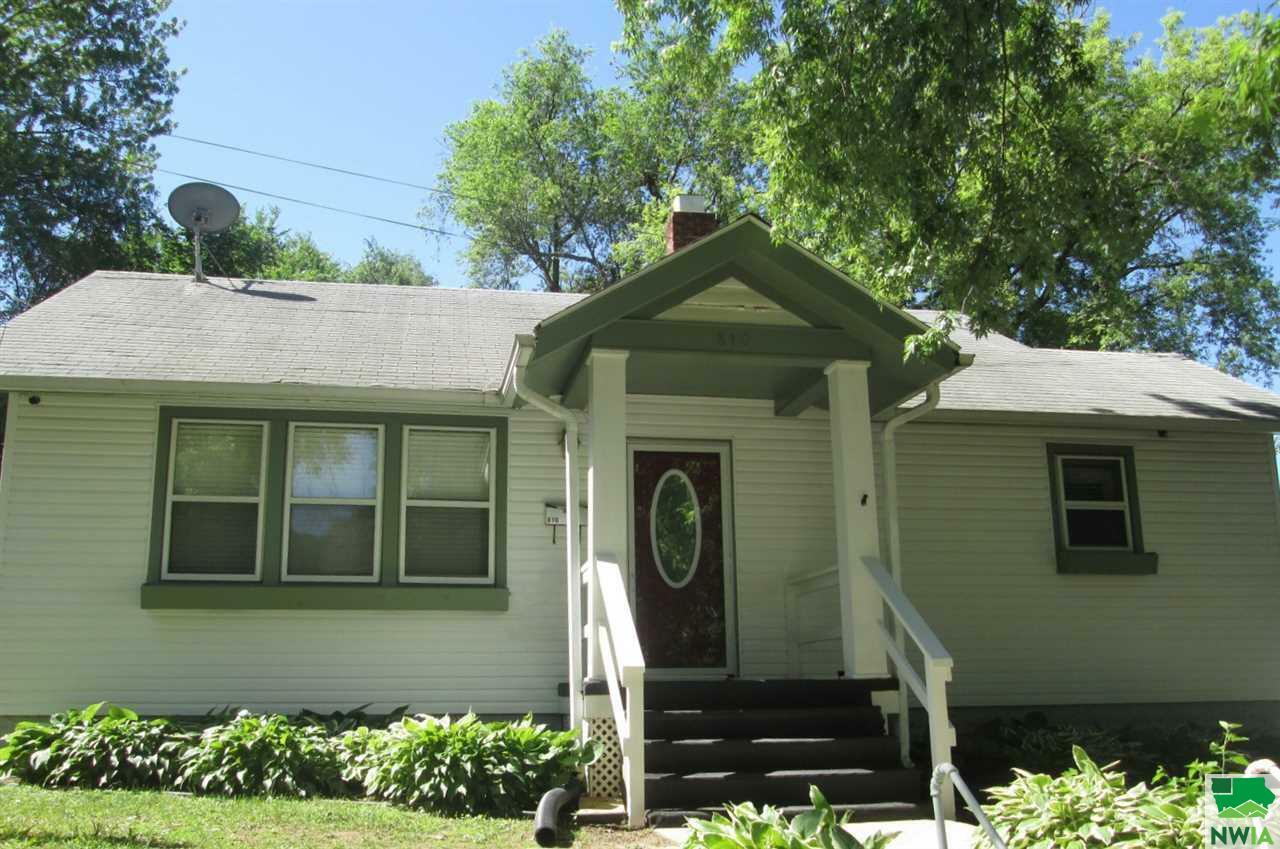 Property Photo:  810 34th St  IA 51104 