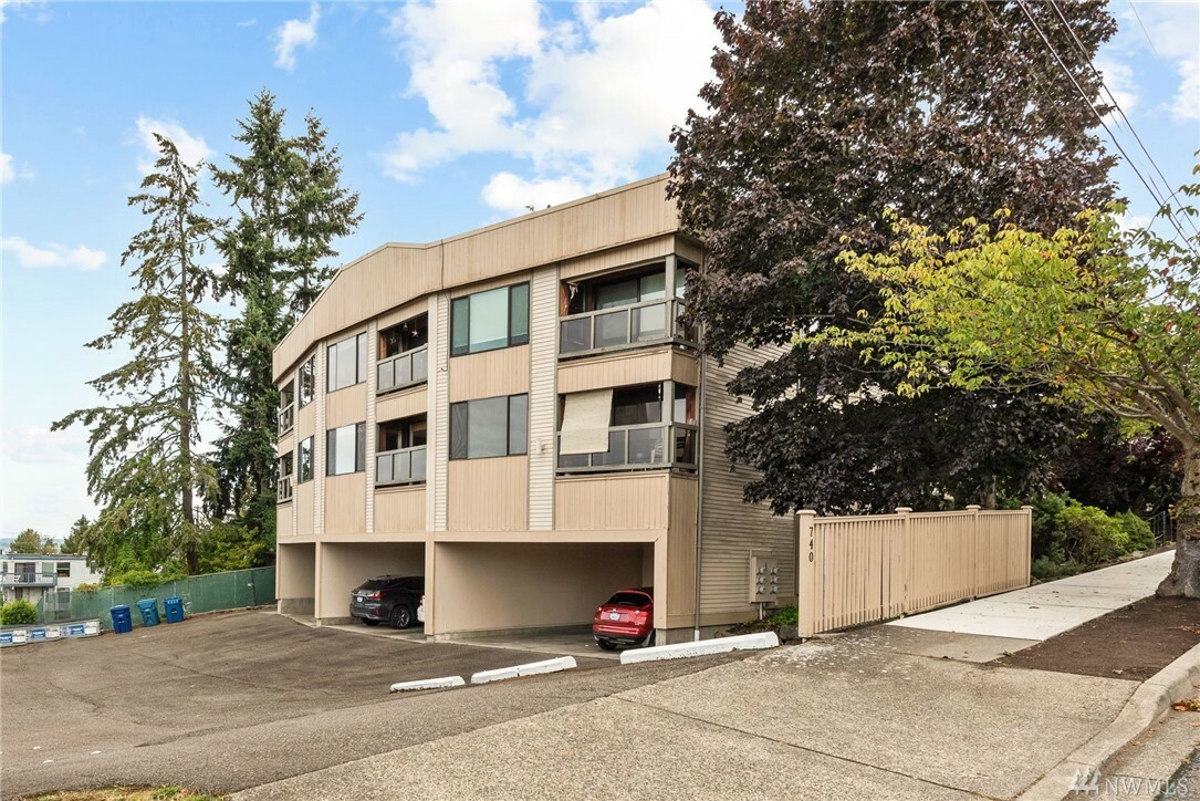 Property Photo:  740 N 32nd St 6  WA 98056 