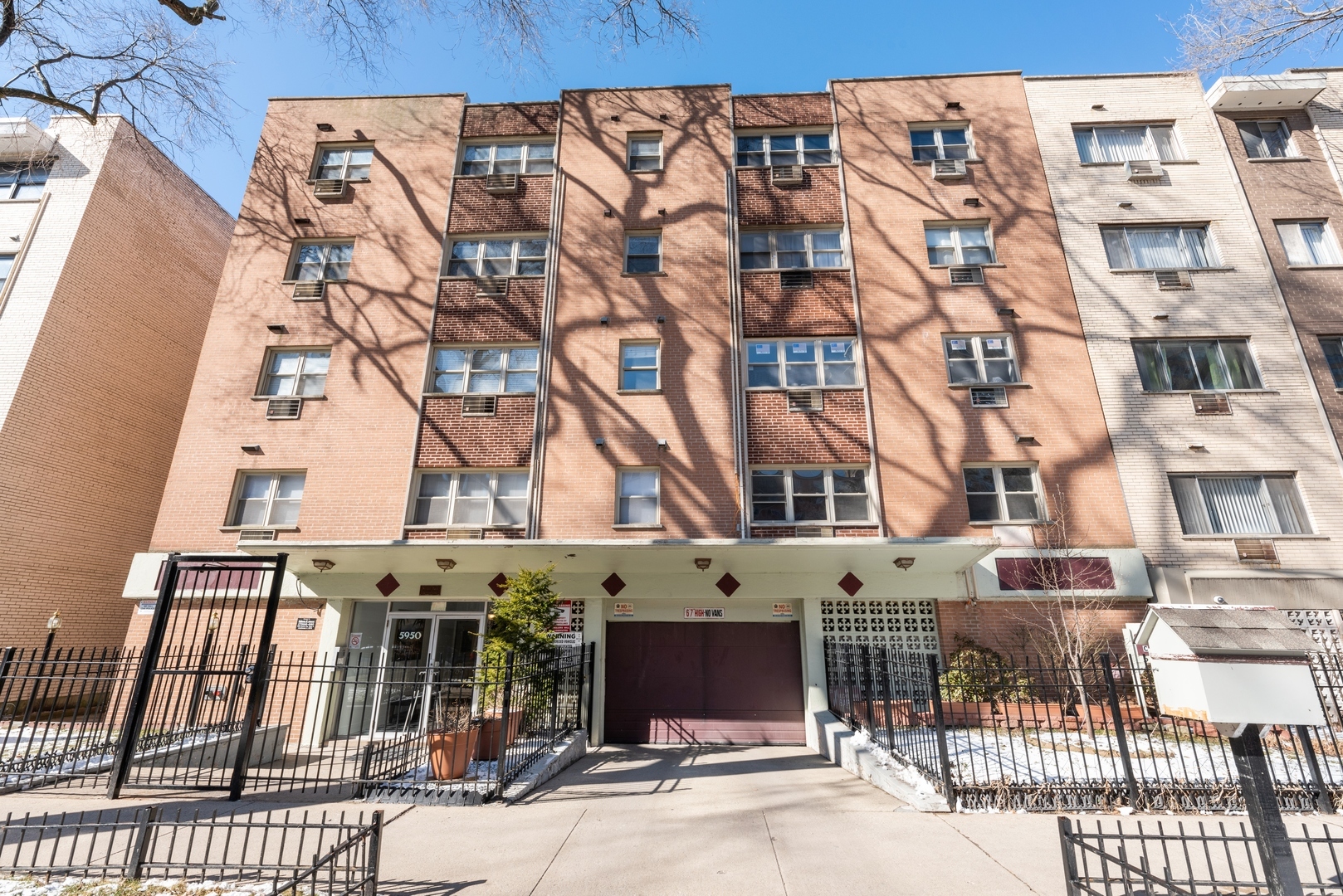 Property Photo: 5950 N Kenmore Avenue 305 IL 60660