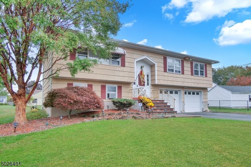 Home for sale in Wayne Twp. 8 Woodridge Ter, Wayne Twp., NJ 07470