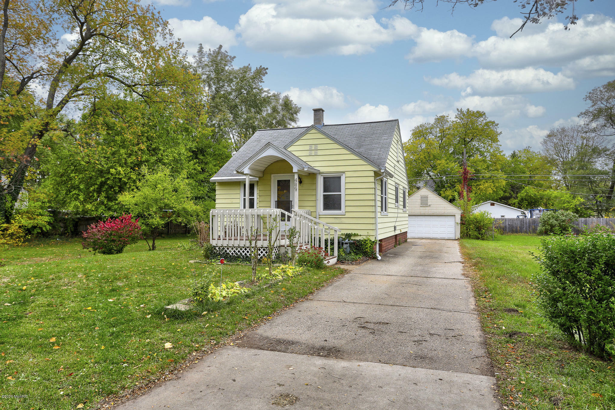 Property Photo:  489 W 21st Street  MI 49423 