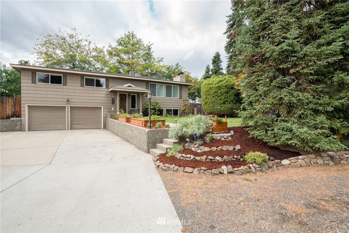 Property Photo:  916 N Jennifer Lane  WA 98802 