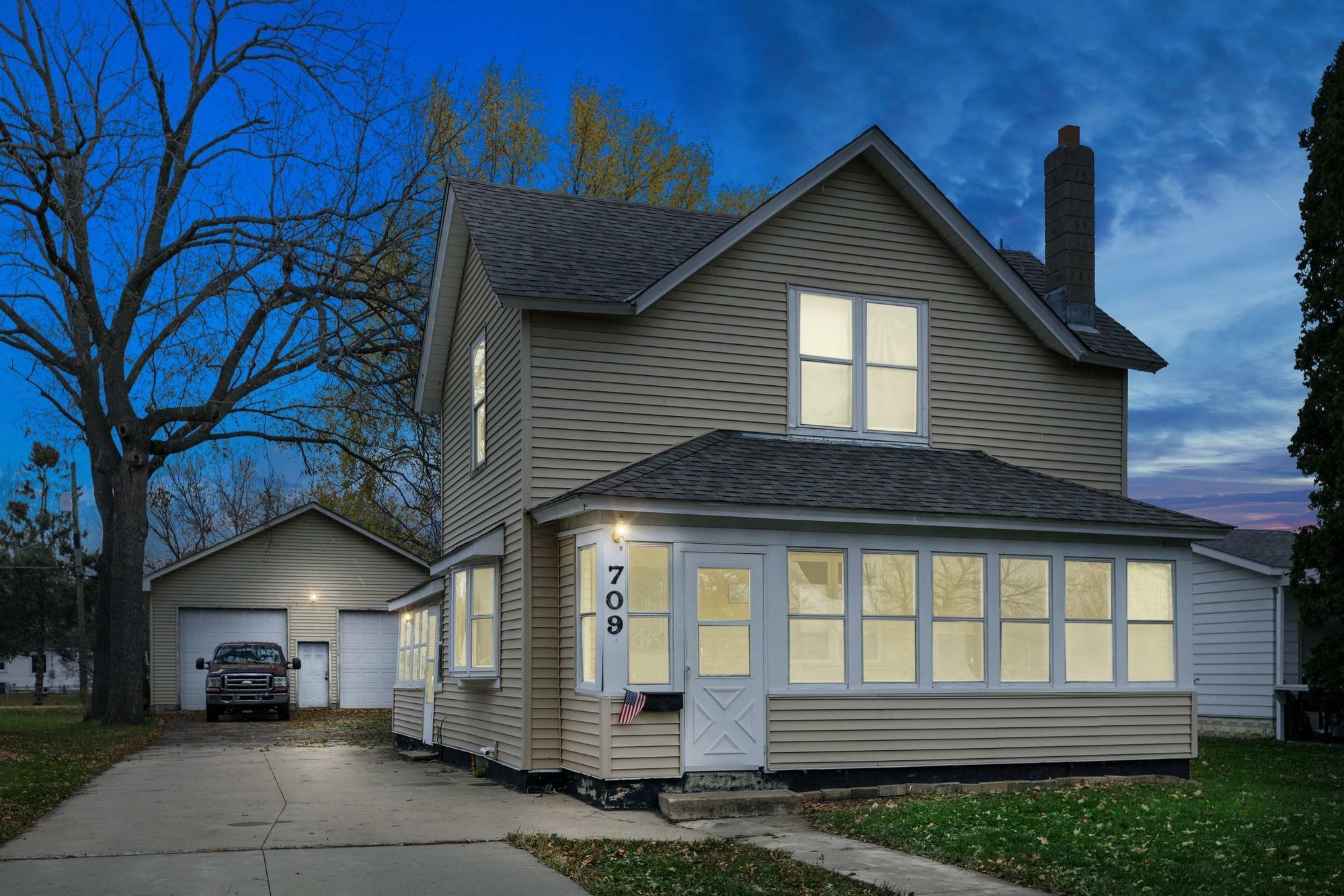 Property Photo:  709 Oak Street  MN 55024 