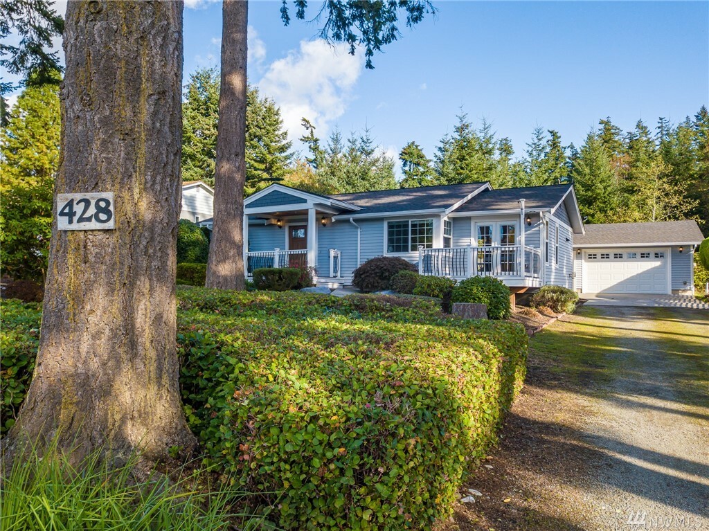Property Photo: 428 Stirling Dr WA 98282