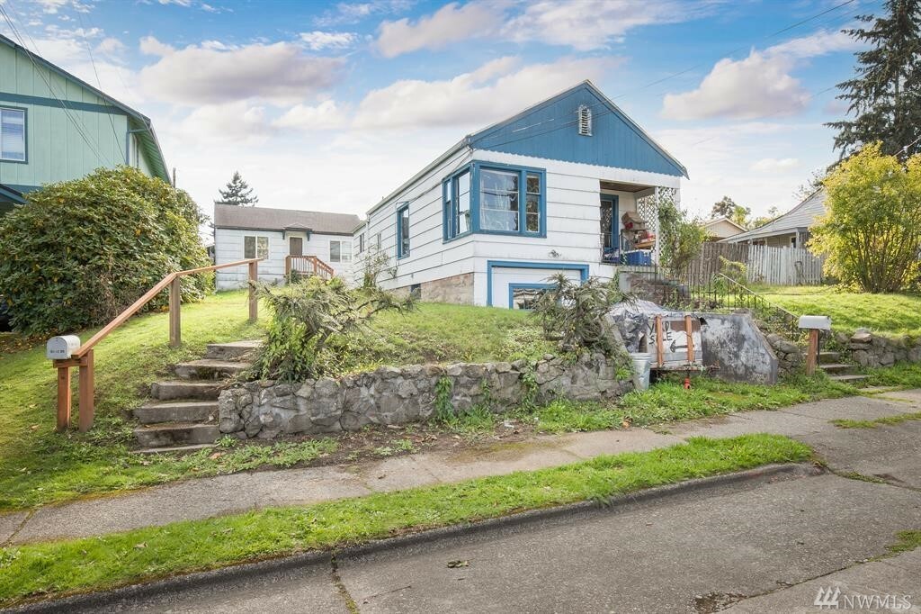 Property Photo: 1911 8th St WA 98337