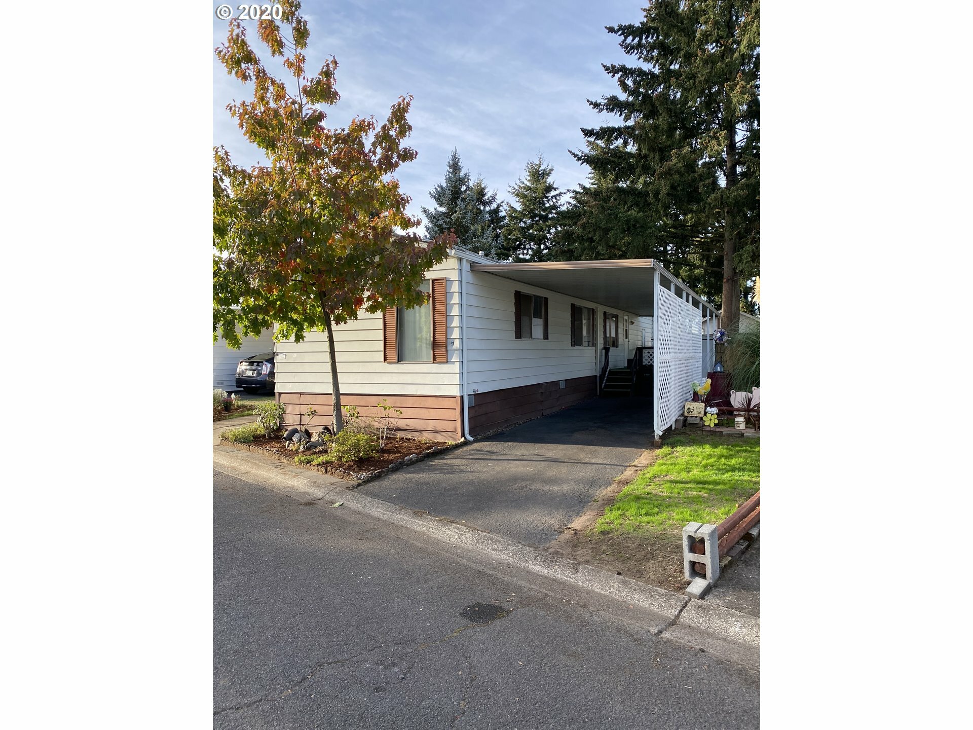 Property Photo: 1475 Green Acres Rd 47 OR 97408
