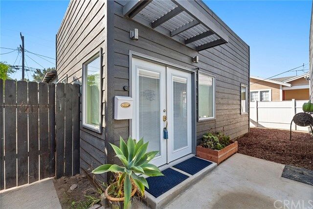 Property Photo:  1420 E Michelson Street  CA 90805 