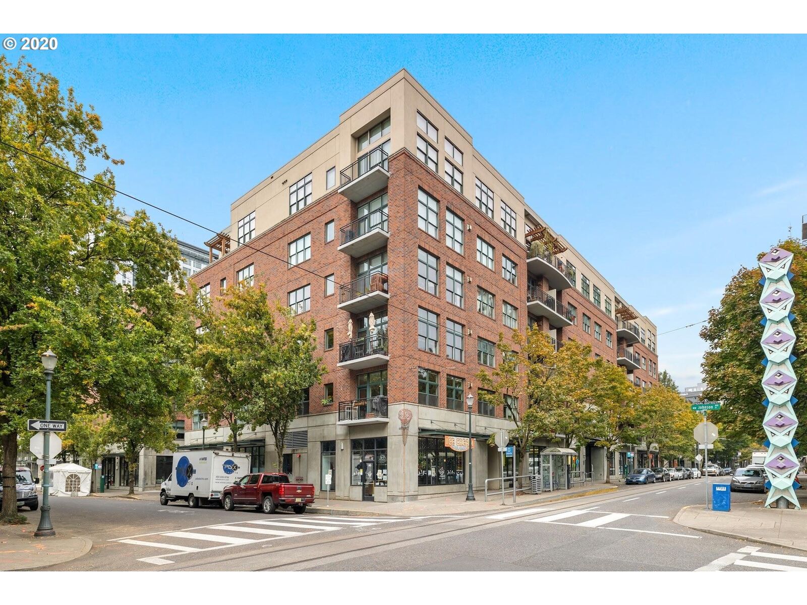 Property Photo:  821 NW 11th Ave 311  OR 97209 