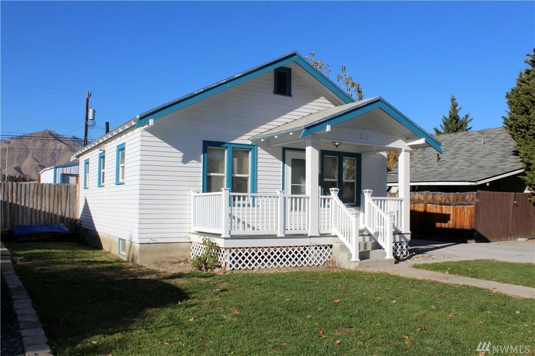 Property Photo: 810 Monroe St WA 98801