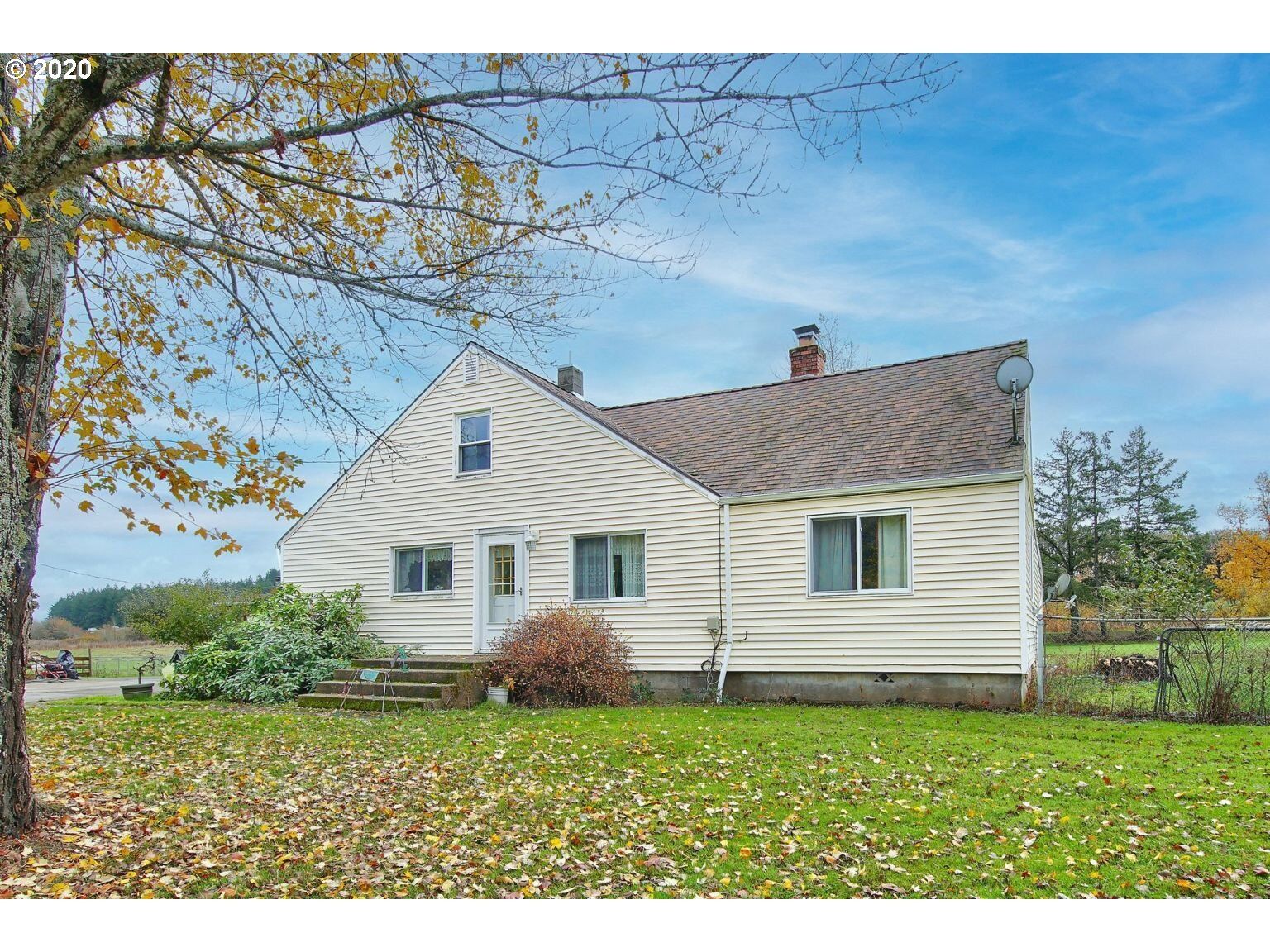 Property Photo: 21290 Savage Rd OR 97378