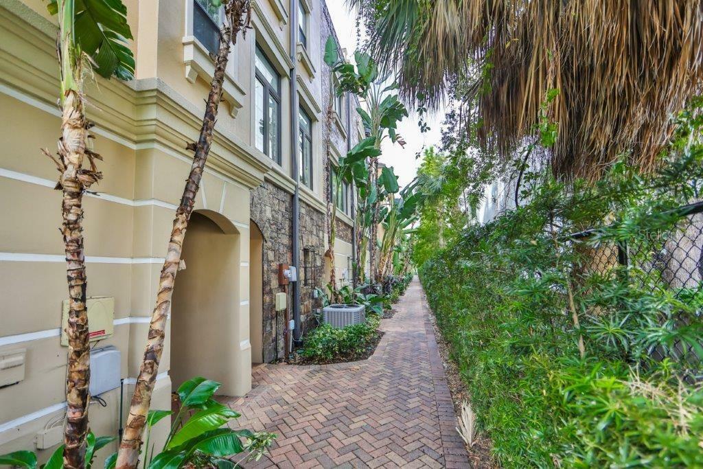 Property Photo:  2205 Soho Bay Court  FL 33606 