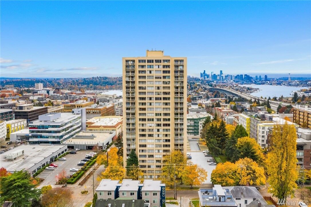 Property Photo:  4540 8th Ave NE 2103  WA 98105 