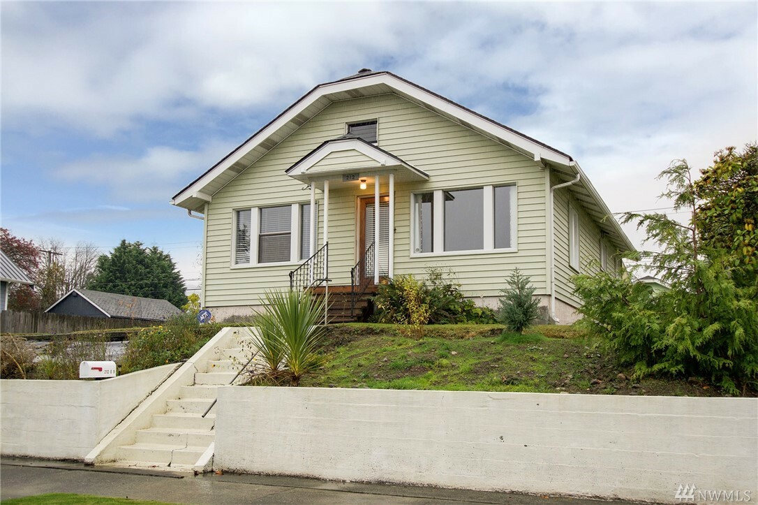 Property Photo:  212 E 9th St  WA 98362 