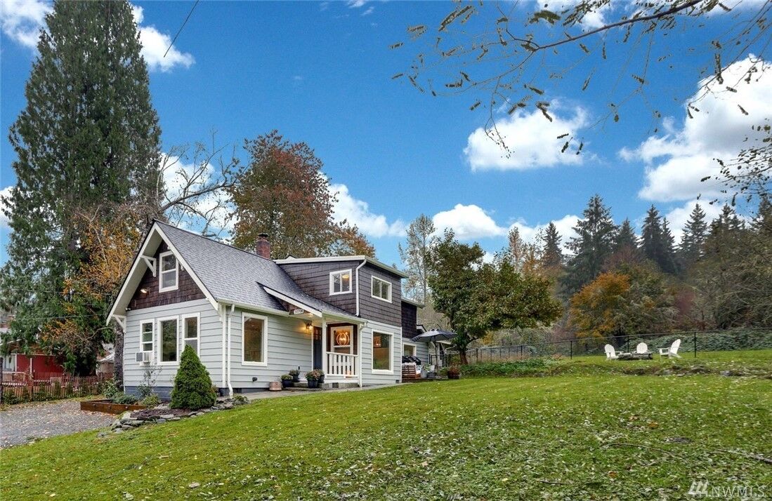 Property Photo:  10706 E Lake Joy Dr NE  WA 98014 