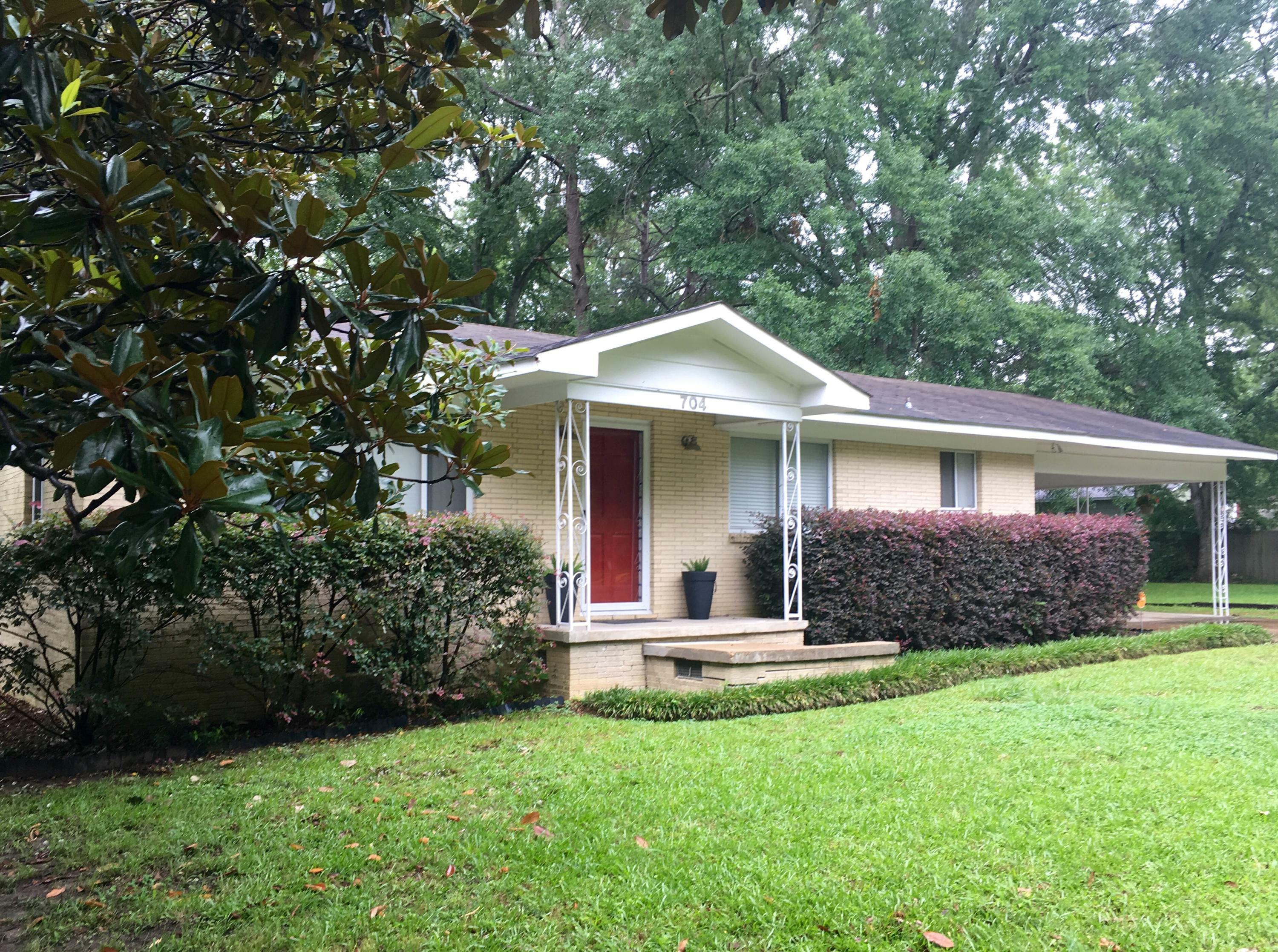 Property Photo:  704 N Montgomery Street  MS 39759 