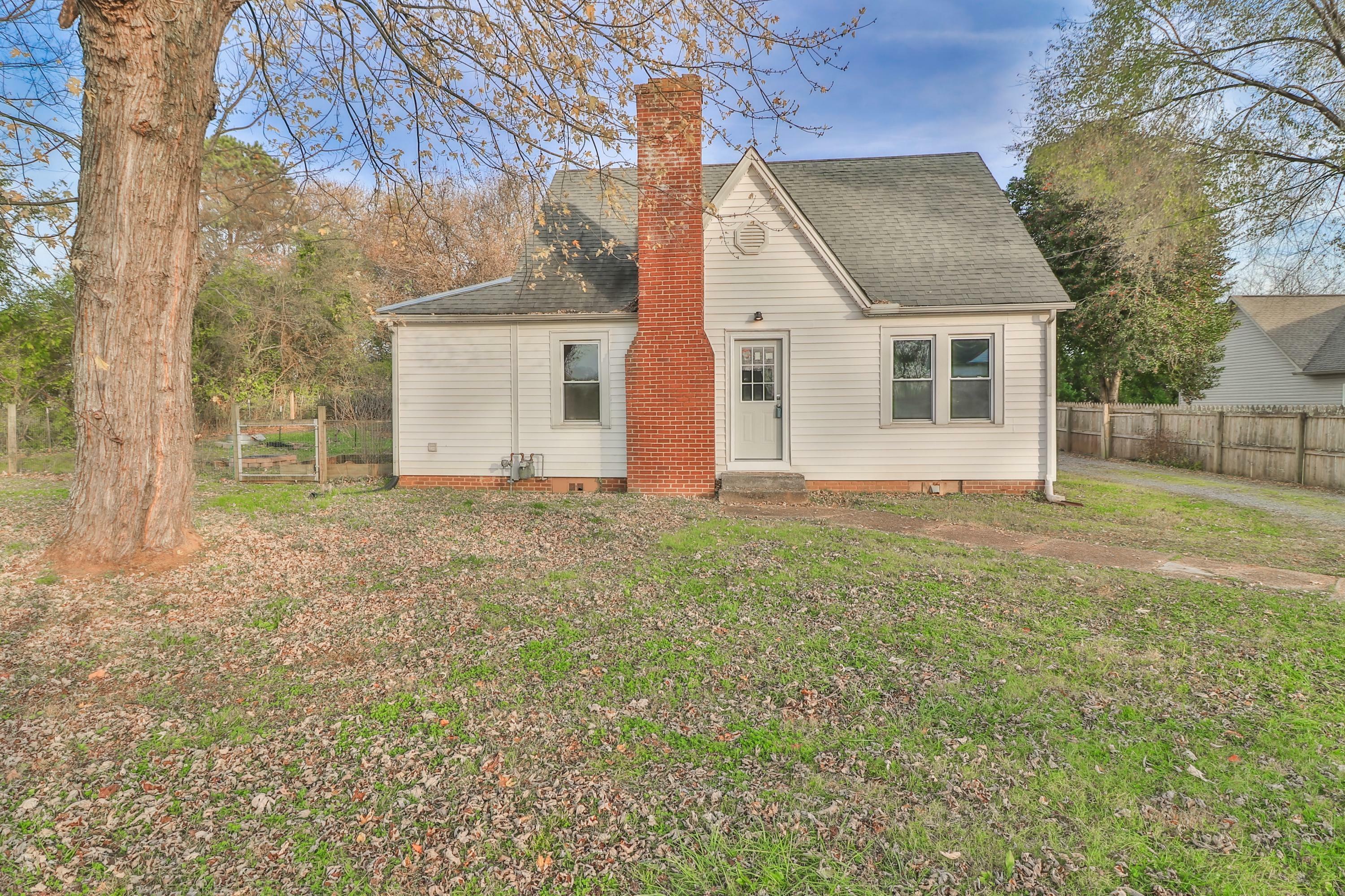 Property Photo:  2406 Old Knoxville Pike  TN 37804 