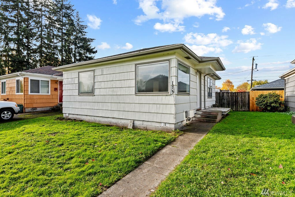 Property Photo:  115 17th Ave  WA 98632 