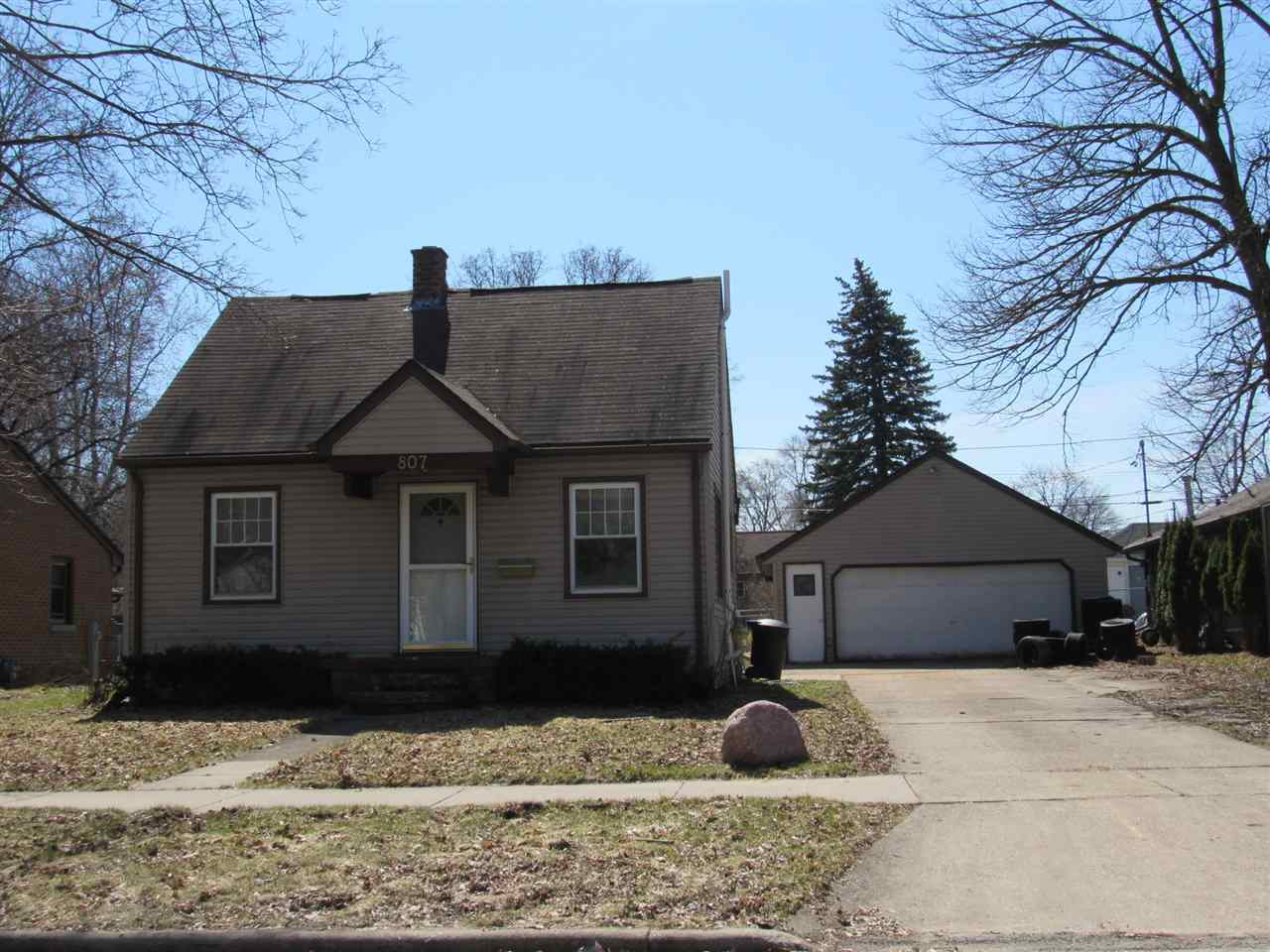 Property Photo:  807 E Harrison Street  WI 54915-2251 