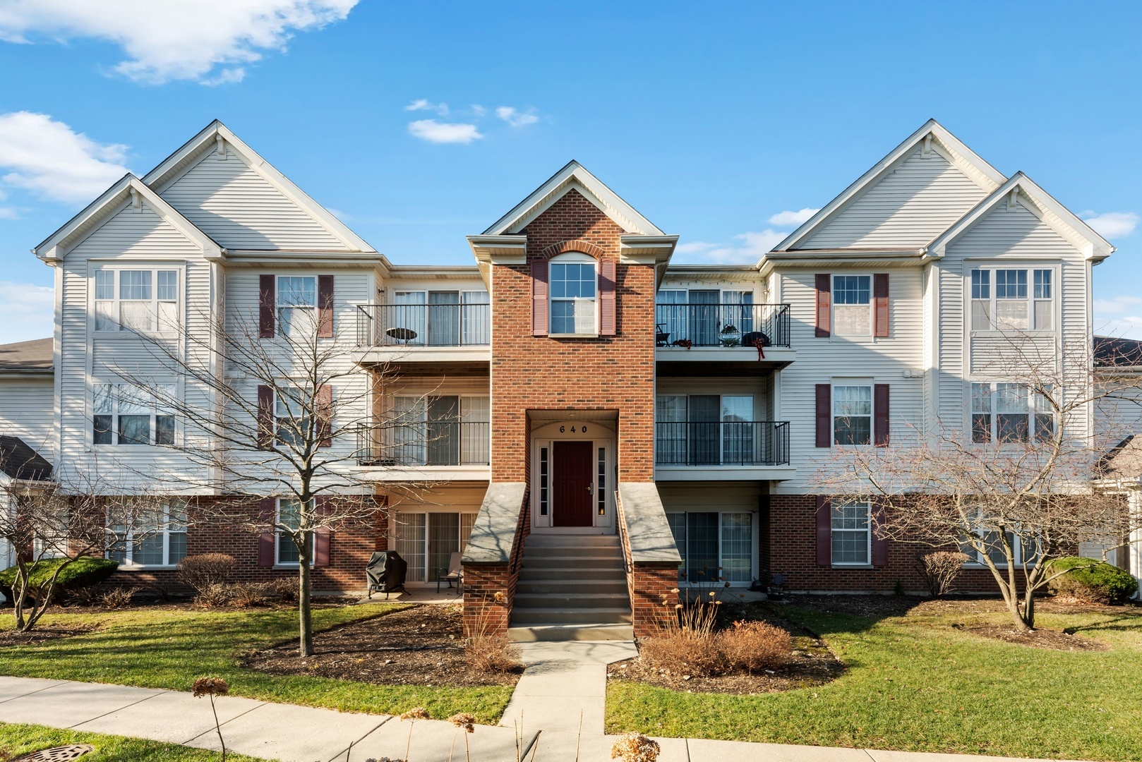Property Photo:  640 Mill Circle 206  IL 60090 