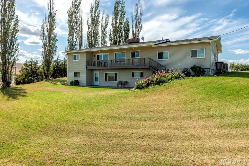 Property Photo:  662 Maxfield Rd  WA 99360 