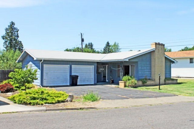 Property Photo:  1402 S Division St  WA 99362 