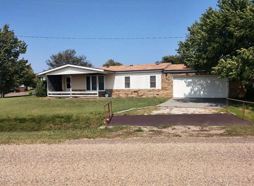 Property Photo:  400 East Edelle Avenue  KS 67877 