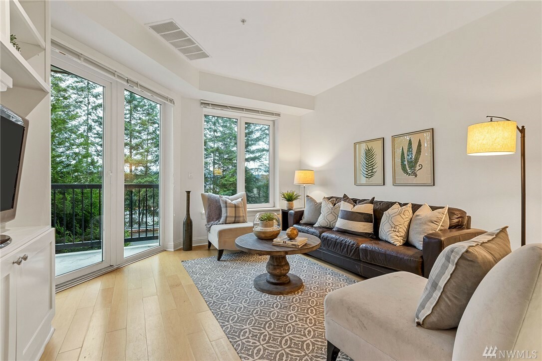 Property Photo: 18707 SE Newport Wy 102 WA 98008