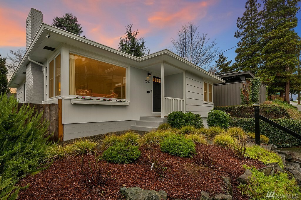 Property Photo:  2607 W Howe St  WA 98199 