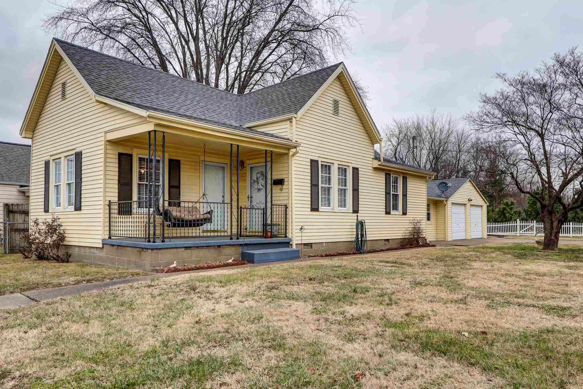 Property Photo:  2213 N Fulton Avenue  IN 47710 