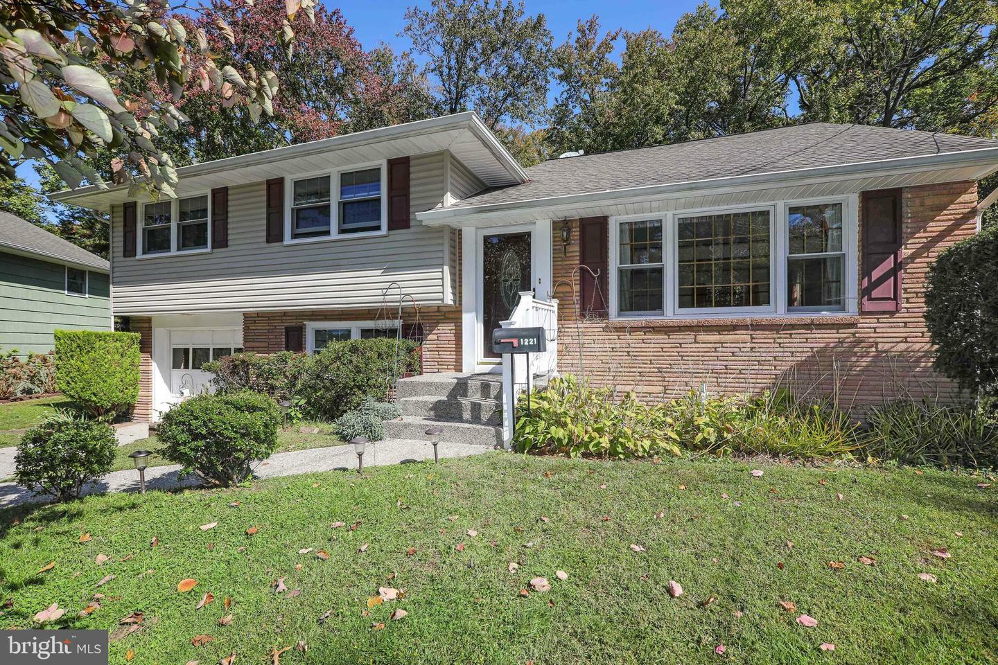 Property Photo:  1221 Oakwood Road  NJ 08033 