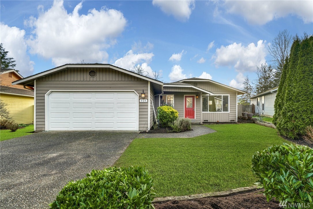 Property Photo: 914 235th St SW WA 98021