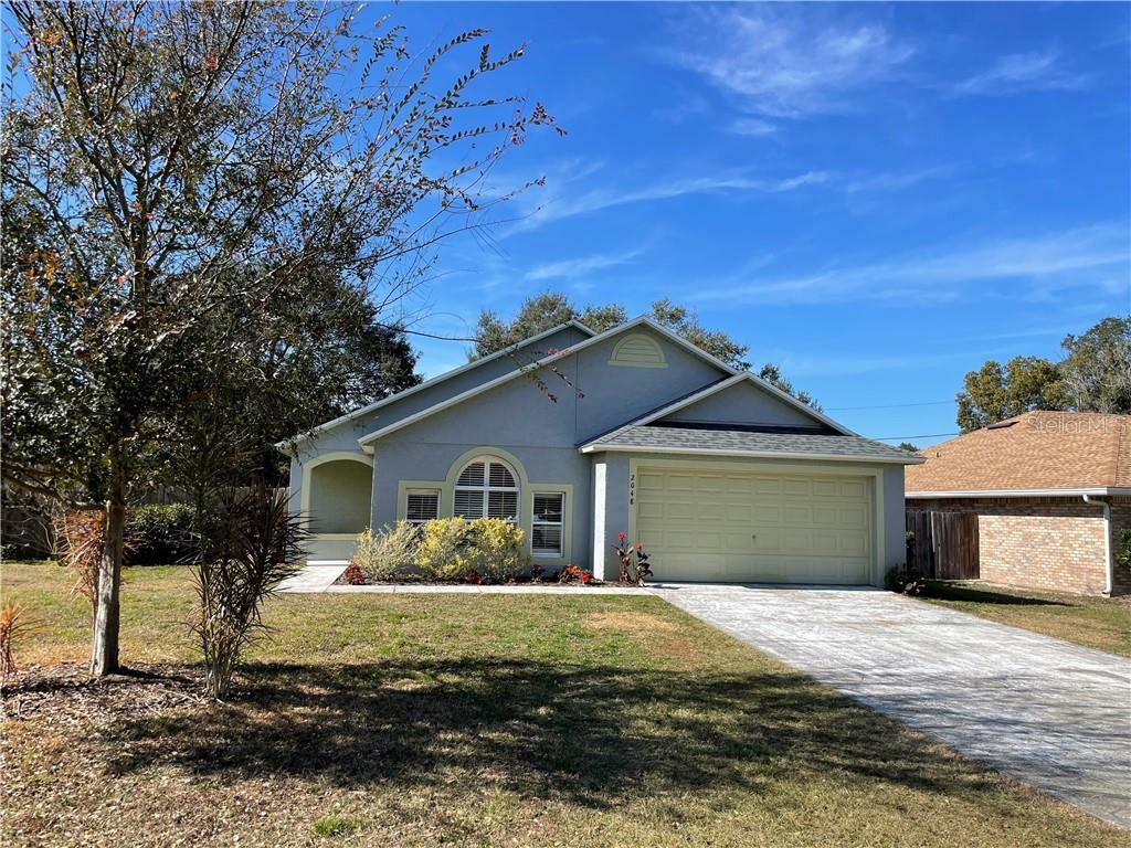 Property Photo:  2048 E Atmore Circle  FL 32725 