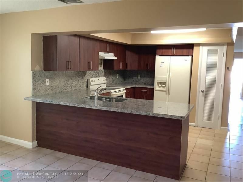 Property Photo:  5220 NW 17th Ct  FL 33313 